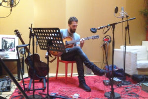 Will Knox записва китара - снимка от сесия в аудио звукозаписно студио Red room studio - Париж 08.2015